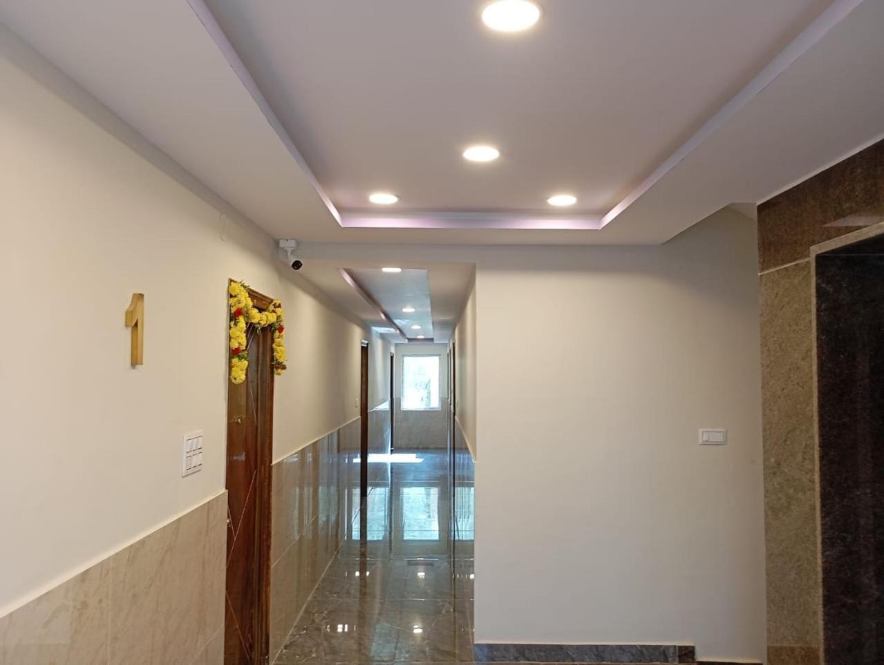 Aadya Inn New Luxury Hotel ตีรูปาติ ภายนอก รูปภาพ