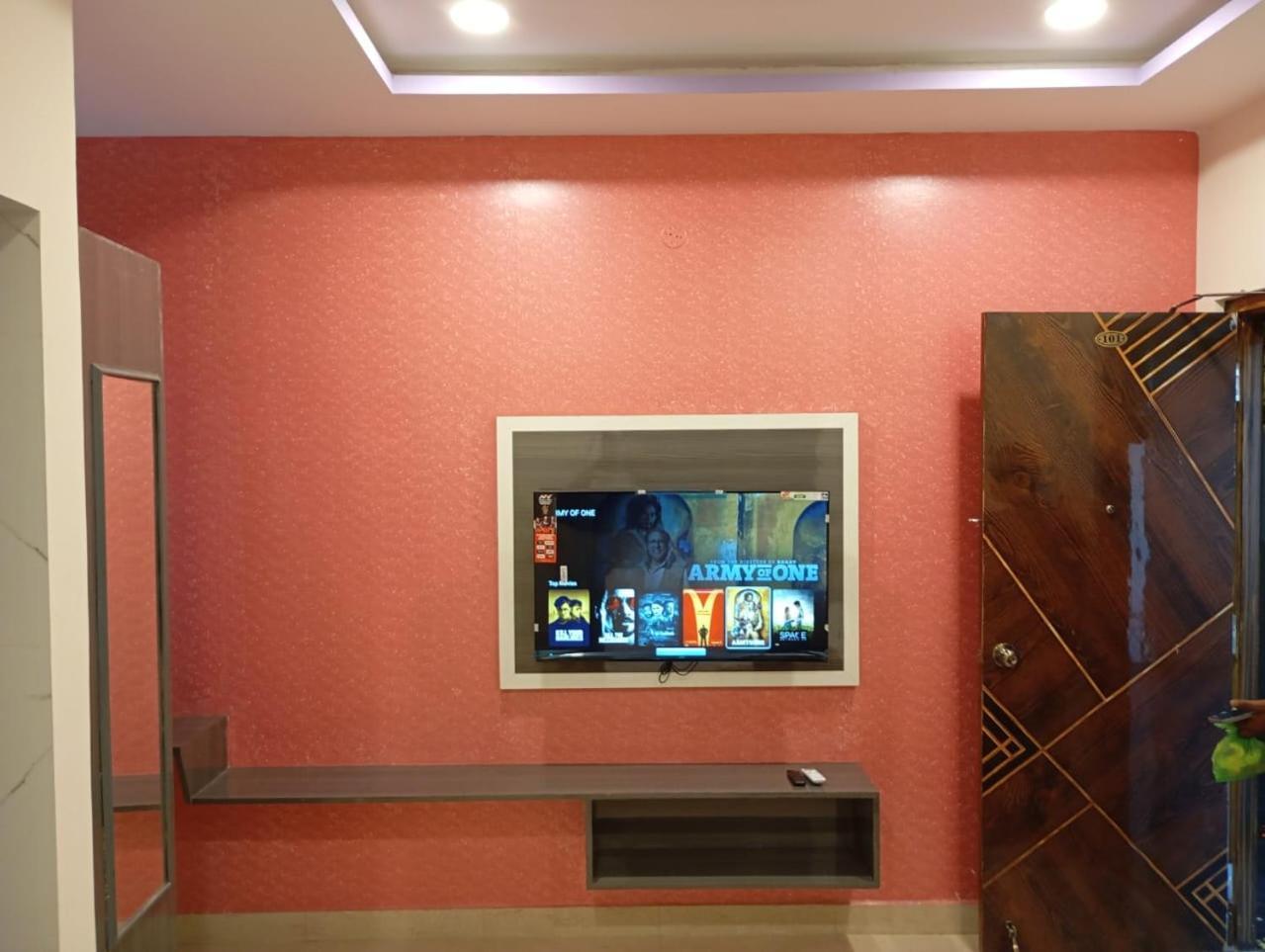 Aadya Inn New Luxury Hotel ตีรูปาติ ภายนอก รูปภาพ