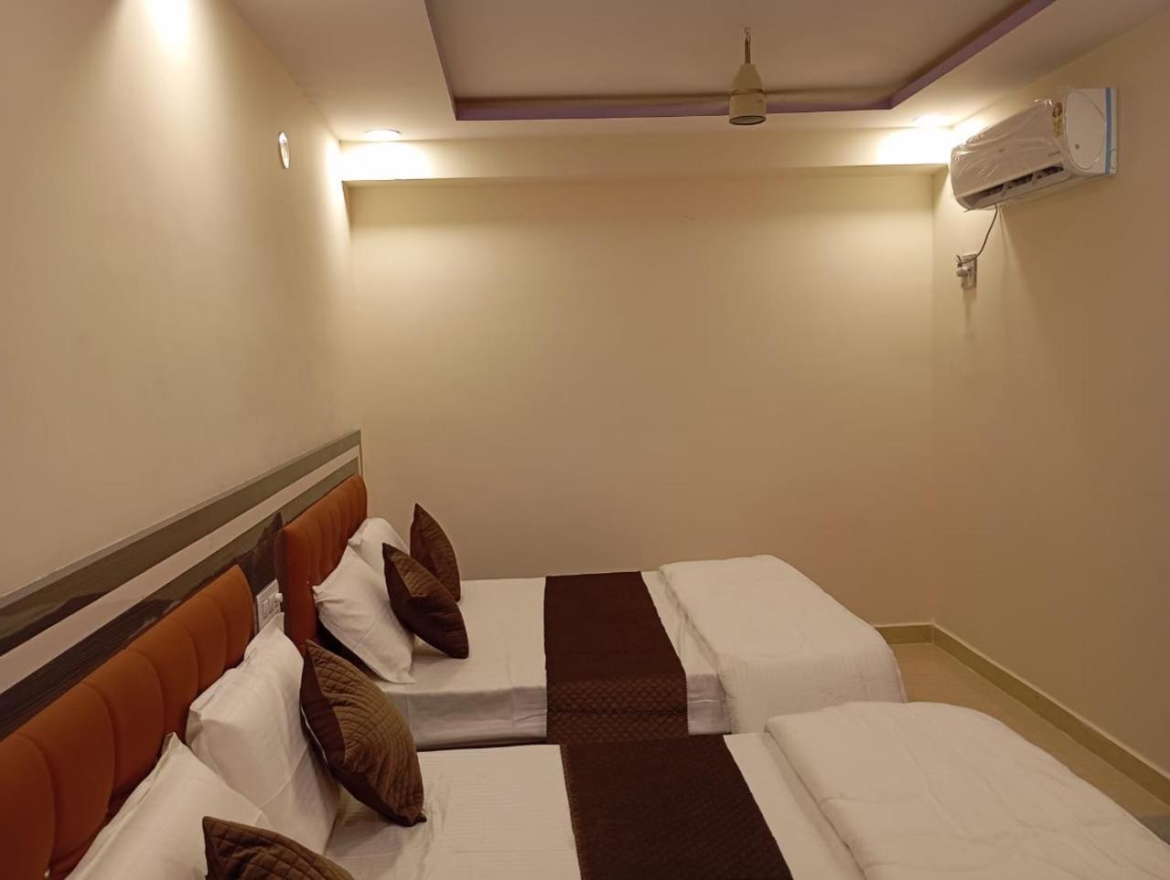 Aadya Inn New Luxury Hotel ตีรูปาติ ภายนอก รูปภาพ