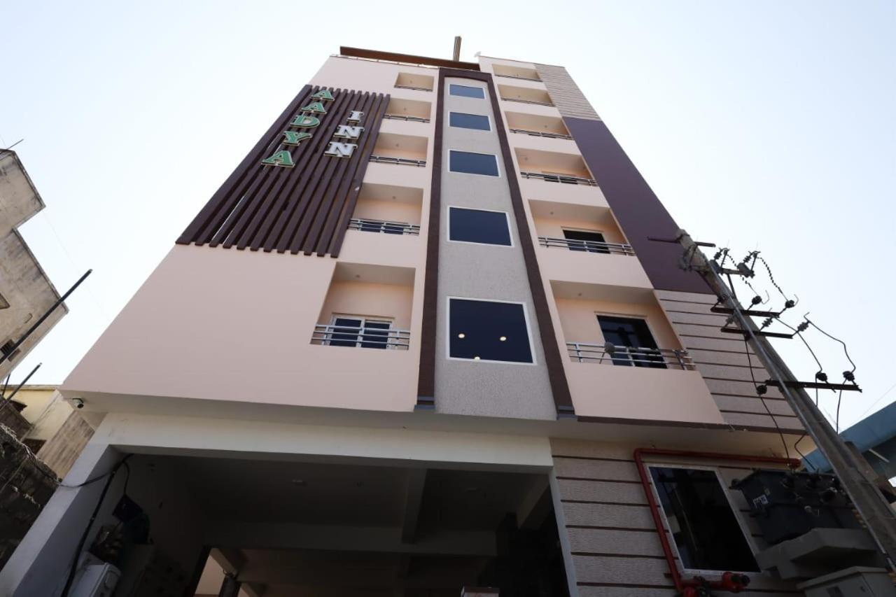 Aadya Inn New Luxury Hotel ตีรูปาติ ภายนอก รูปภาพ