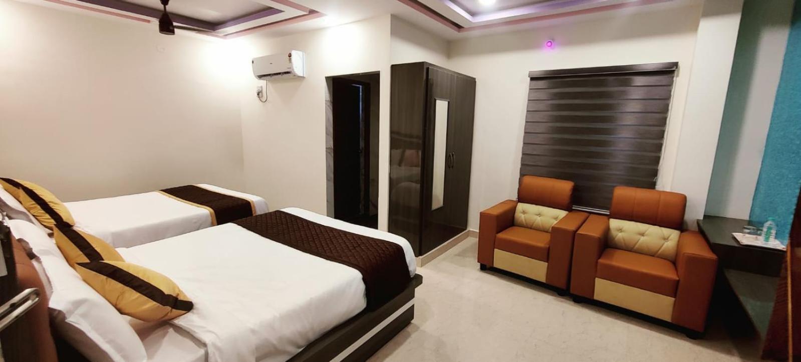 Aadya Inn New Luxury Hotel ตีรูปาติ ภายนอก รูปภาพ
