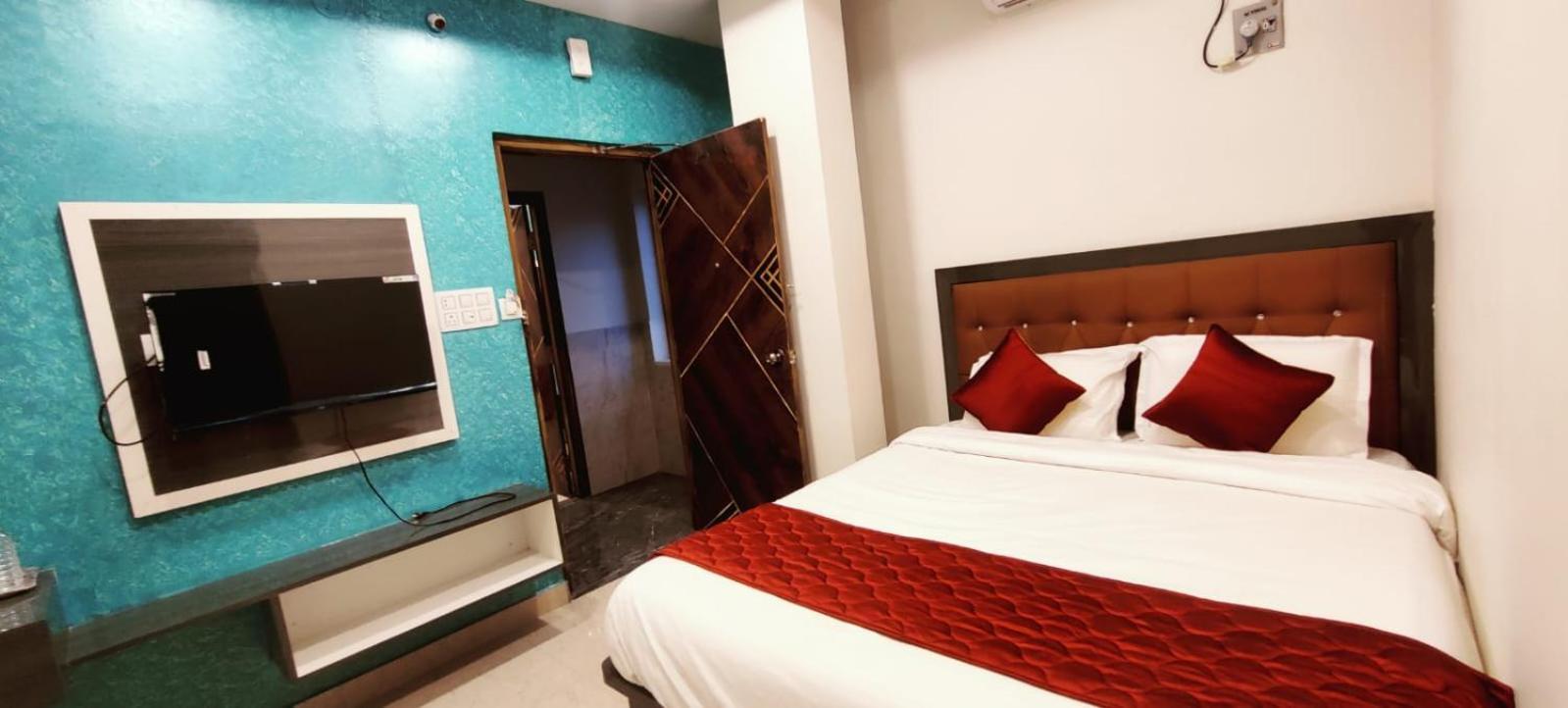 Aadya Inn New Luxury Hotel ตีรูปาติ ภายนอก รูปภาพ