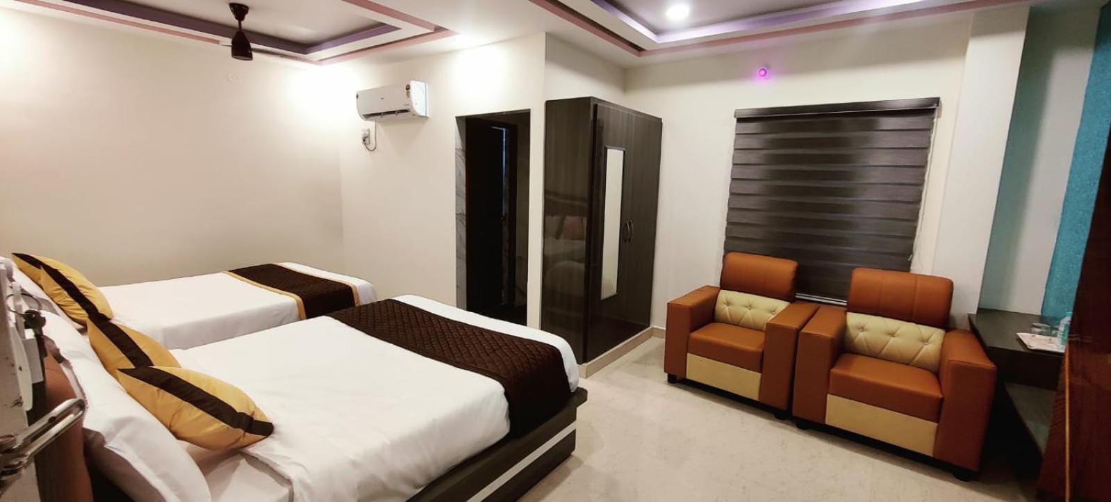 Aadya Inn New Luxury Hotel ตีรูปาติ ภายนอก รูปภาพ