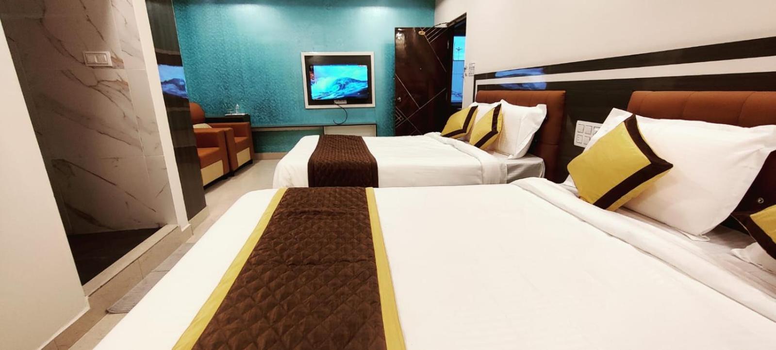 Aadya Inn New Luxury Hotel ตีรูปาติ ภายนอก รูปภาพ