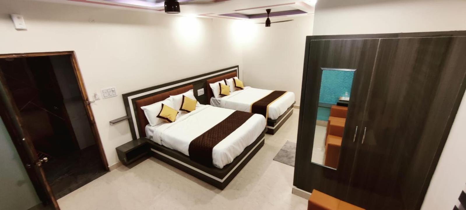 Aadya Inn New Luxury Hotel ตีรูปาติ ภายนอก รูปภาพ