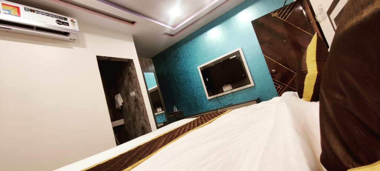 Aadya Inn New Luxury Hotel ตีรูปาติ ภายนอก รูปภาพ