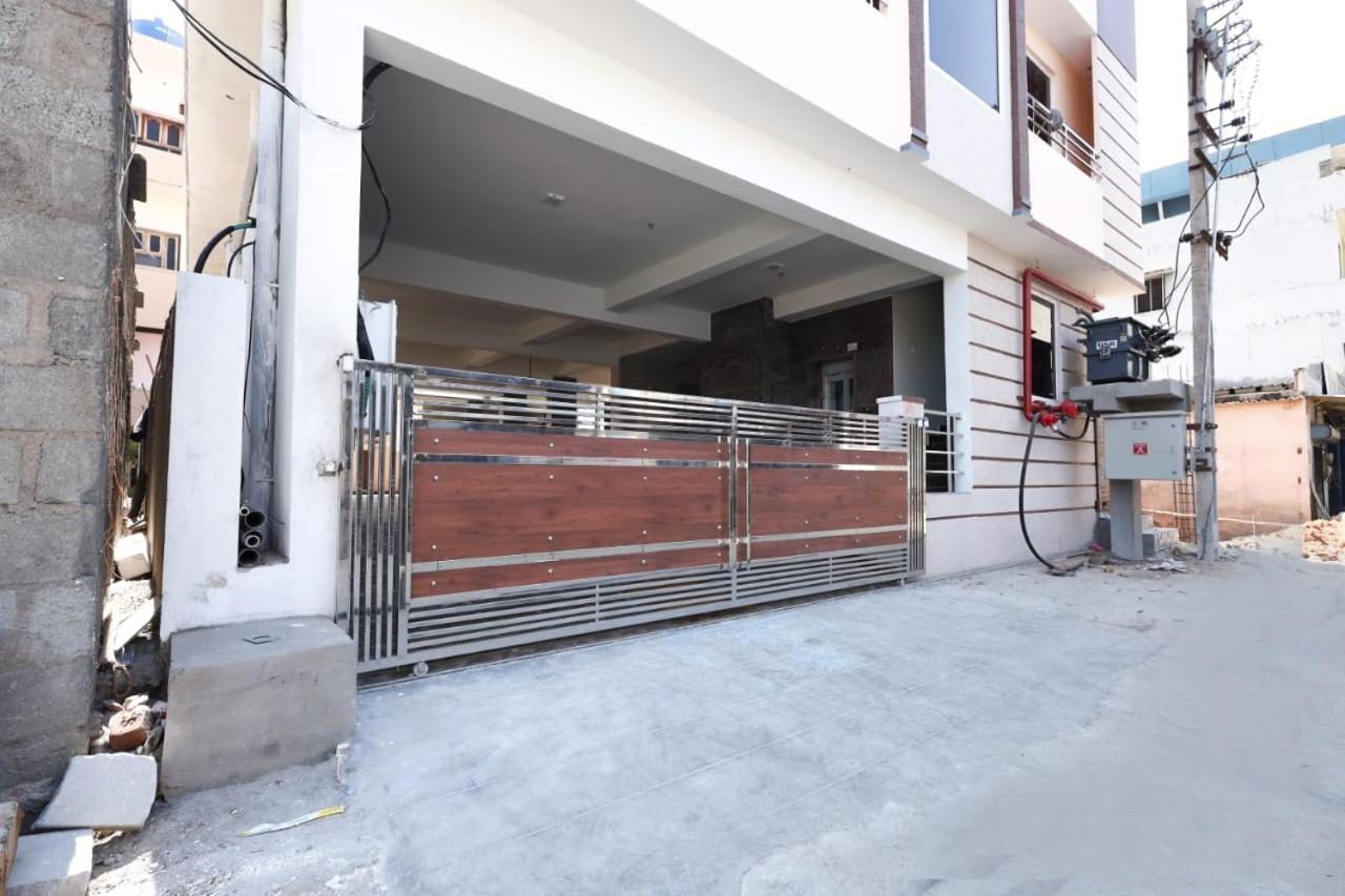 Aadya Inn New Luxury Hotel ตีรูปาติ ภายนอก รูปภาพ