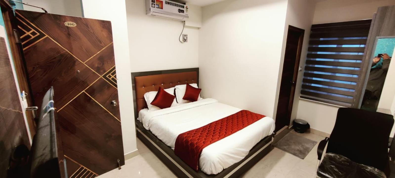 Aadya Inn New Luxury Hotel ตีรูปาติ ภายนอก รูปภาพ